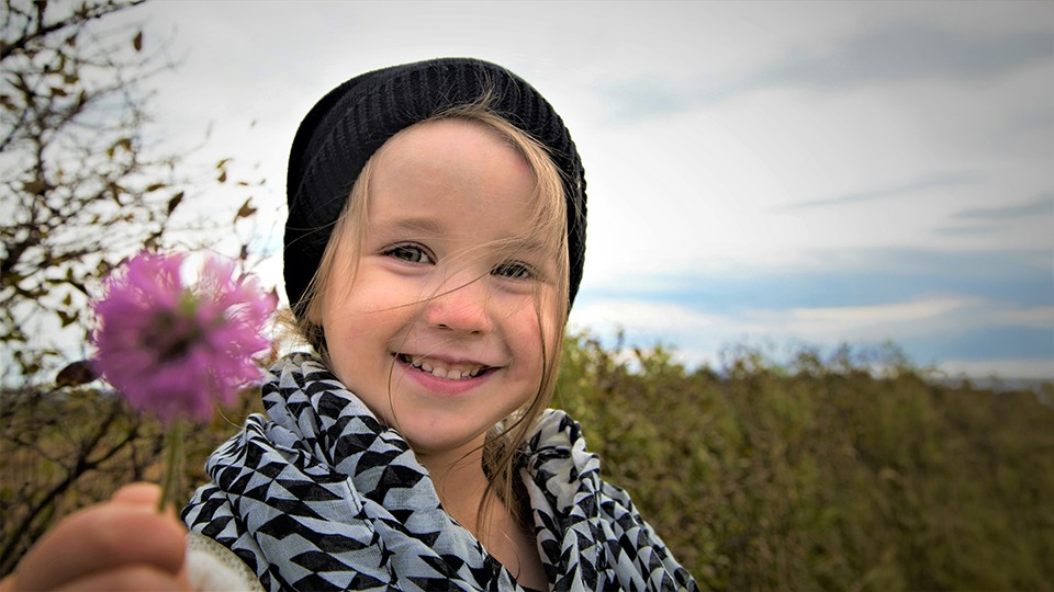 Mädchen mit Blume_web.jpg