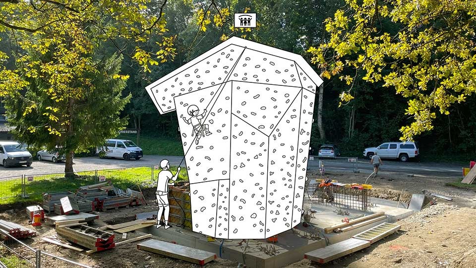 Bild von der Stelle, an der der Kletterturm in Wolfurt entstehen soll, inklusive einer ins Bild montierten Illustration eines Kletterturms