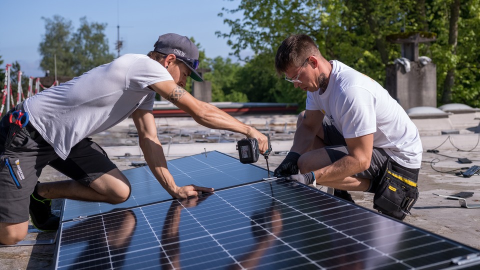 Die Photovoltaik-Profis von Hansesun bei der Montage der PV-Anlage auf dem Dach des Vorarlberger Kinderdorfs.

Foto: Hansesun/Jan Glatzel