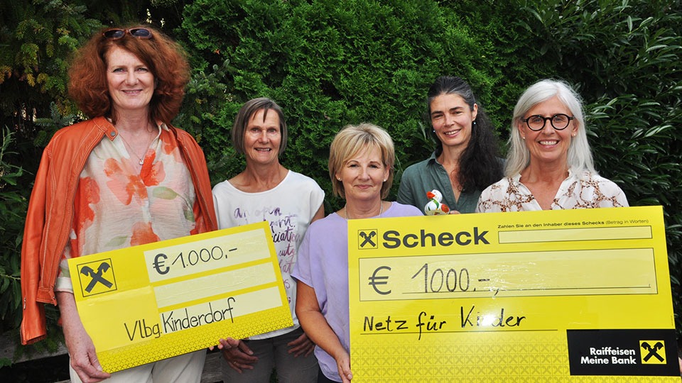 Ludescher Kirchenchor und Blonser Chor „Sonnasita“ spenden dem Vorarlberger Kinderdorf und „Netz für Kinder“ freiwillige Einnahmen eines Gemeinschaftskonzerts. 