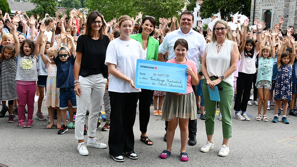 Scheckübergabe nach Spendenlauf der Volks- und Mittelschule Schwarzach, um benachteiligten Kindern und Jugendlichen den Rücken zu stärken. 