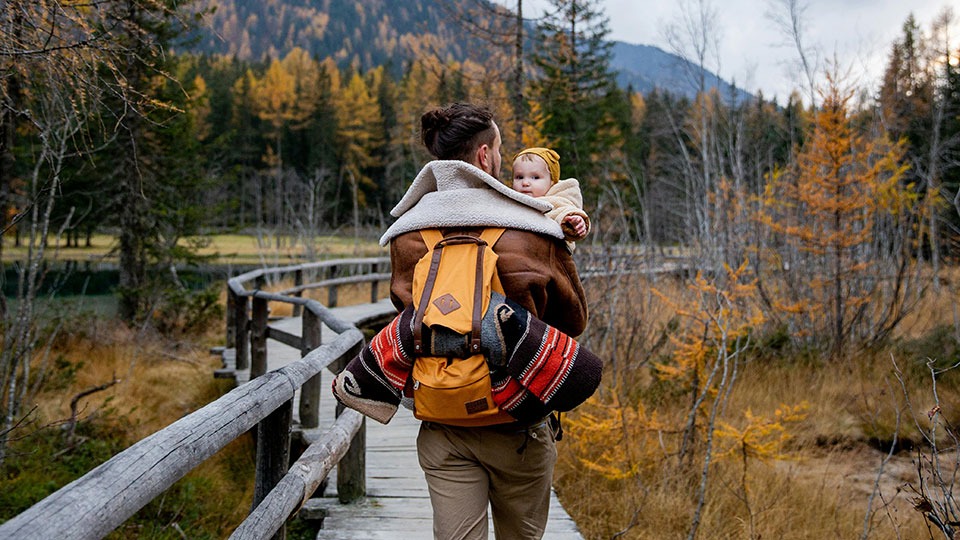 Mann geht mit Kind spazieren © Pexels / Tatiana Syrikova