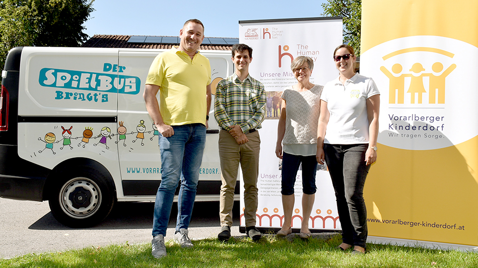 Generali-Mitarbeiter unterstützen Spielbus-Team Generali-Mitarbeiter unterstützen Spielbus-Team