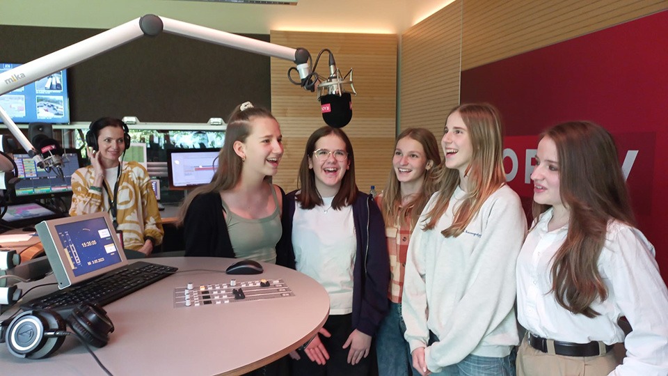 Schülerinnen des Musikmittelschule Dornbirn „summten“ Lieder für das Gewinnspiel „Sonnenmonat Mai“ ein